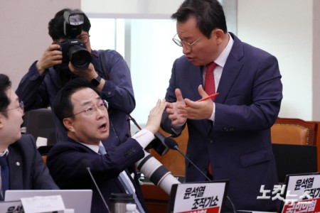 28일 서울 여의도 국회에서 열린 윤석열정권정치검찰조작기소의혹사건진상규명국정조사특별위원회 전체회의에서 더불어민주당 박성준 간사와 국민의힘 김형동 간사가 설전을 벌이고 있다.