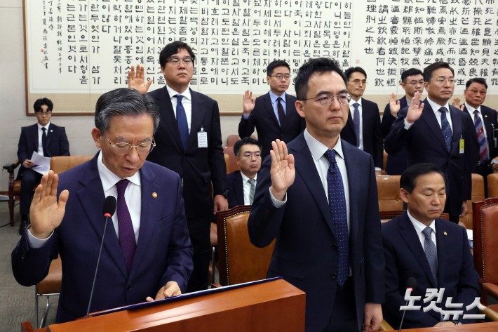 정성호 법무부 장관이 28일 서울 여의도 국회에서 열린 윤석열정권정치검찰조작기소의혹사건진상규명국정조사특별위원회 전체회의에서 김성태 쌍방울 전 회장 등 출석 증인들과 증인 선서를 하고 있다