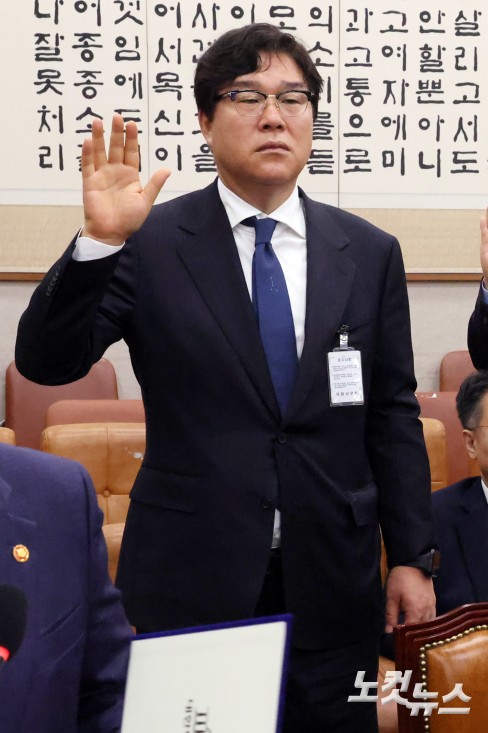 28일 서울 여의도 국회에서 열린 윤석열정권정치검찰조작기소의혹사건진상규명국정조사특별위원회 전체회의에서 김성태 쌍방울 전 회장 등 출석 증인이 선서를 하고 있다.