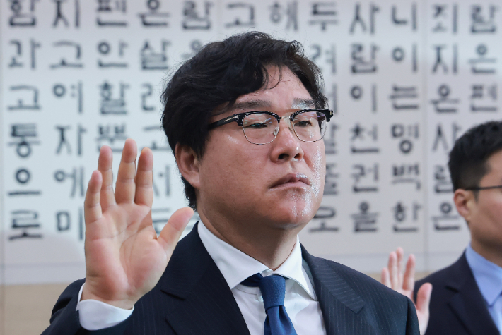  28일 국회 윤석열 정권 정치검찰 조작기소 의혹 사건 진상규명 국정조사특별위원회 제11차 전체회의에서 열린 종합 청문회에서 김성태 전 쌍방울 회장이 증인 선서하고 있다. 연합뉴스