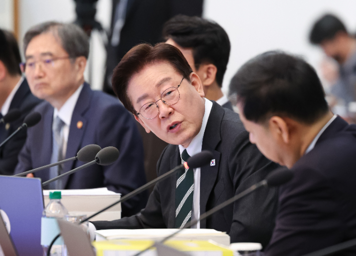 이재명 대통령이 28일 청와대에서 열린 국무회의 겸 비상경제점검회의에서 발언하고 있다. 연합뉴스