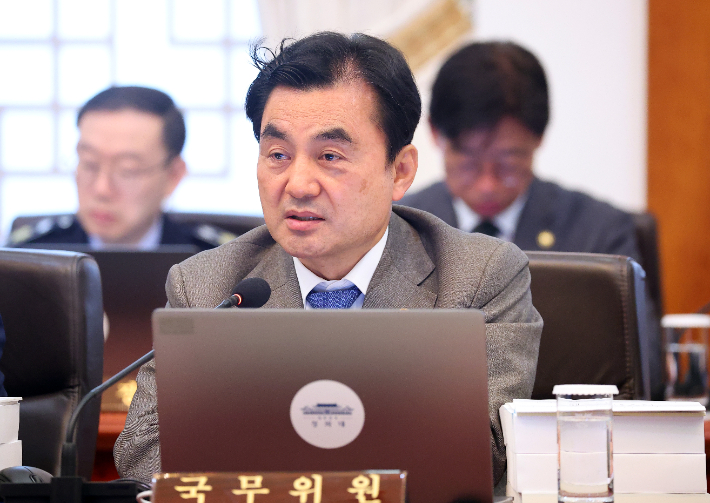 안규백 국방부 장관이 28일 청와대에서 열린 국무회의 겸 비상경제점검회의에서 이재명 대통령 질문에 답변하고 있다. 연합뉴스