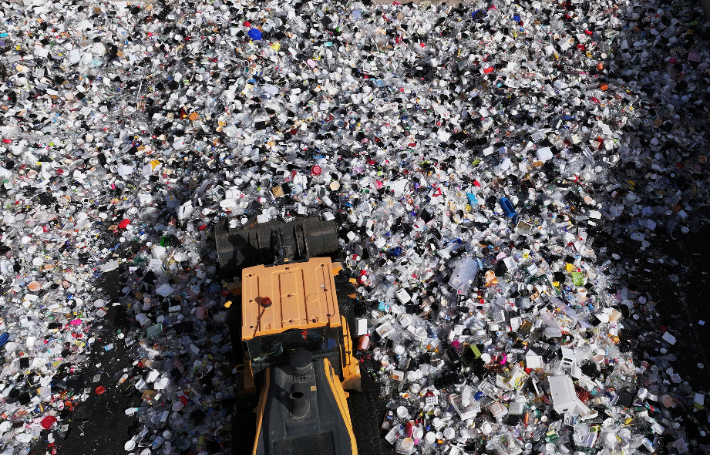 지난 21일 지구의 날을 하루 앞두고 경기도 수원시자원순환센터에서 관계자들이 플라스틱 재활용 쓰레기 반입ㆍ반출 작업을 하고 있다. 연합뉴스