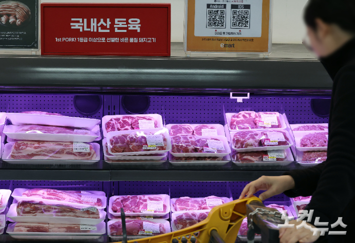 22일 서울 용산구 이마트 용산점에서 시민들이 돼지고기를 구입하고 있다. 농림축산식품부는 중동 정세 불안에 따른 물가 부담을 완화하기 위해 다음 달 말까지 한돈자조금을 활용해 삼겹살과 목살을 전국 8개 대형마트에서 최대 30% 이상, 한돈몰에서 최대 50% 할인 판매한다. 황진환 기자