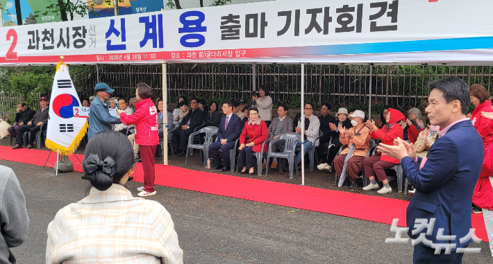 신계용 시장의 출마선언문 낭독 이후 한 시민이 신 시장 곁으로 다가와 주택정책 관련 발언을 하고 있는 모습. 박창주 기자