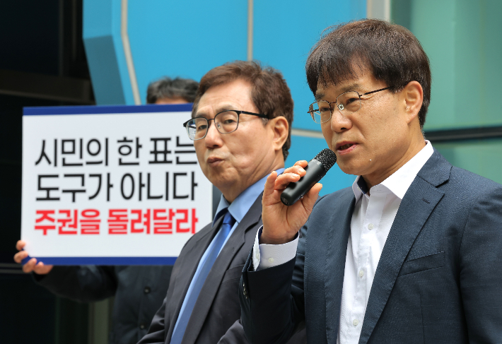 서울시 교육감 선거 민주진보교육감 단일화 경선 중 탈락한 한만중(왼쪽)·강신만 예비후보가 28일 서울경찰청에서 단일화 과정에서 부정 투표 의혹을 제기하며 단일화 추진위 수사의뢰서 제출 기자회견을 하고 있다. 연합뉴스