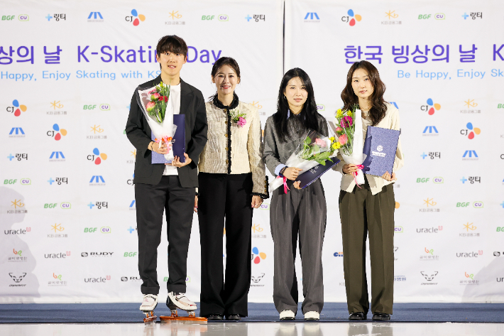 쇼트트랙 대표팀 임종언(왼쪽부터), 빙상연맹 이수경 회장, 김길리, 최민정. 연맹 