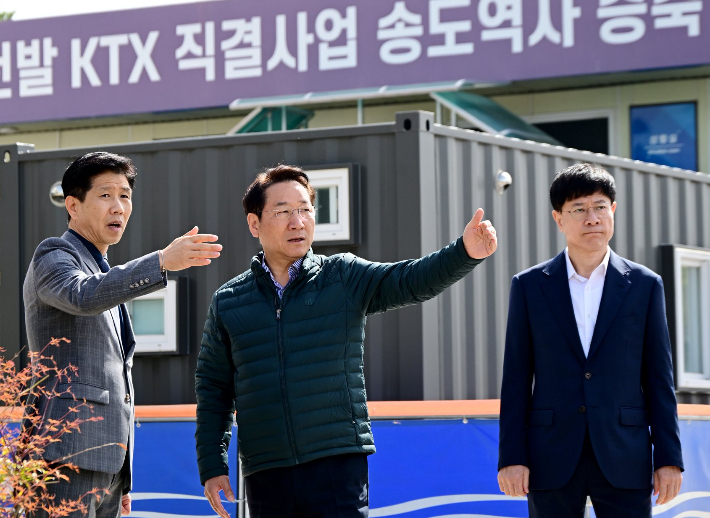 유정복(가운데) 인천시장이 성용원(오른쪽) 인천시 대변인 등과 주요 사업현장을 점검하고 있다. 페이스북 캡처