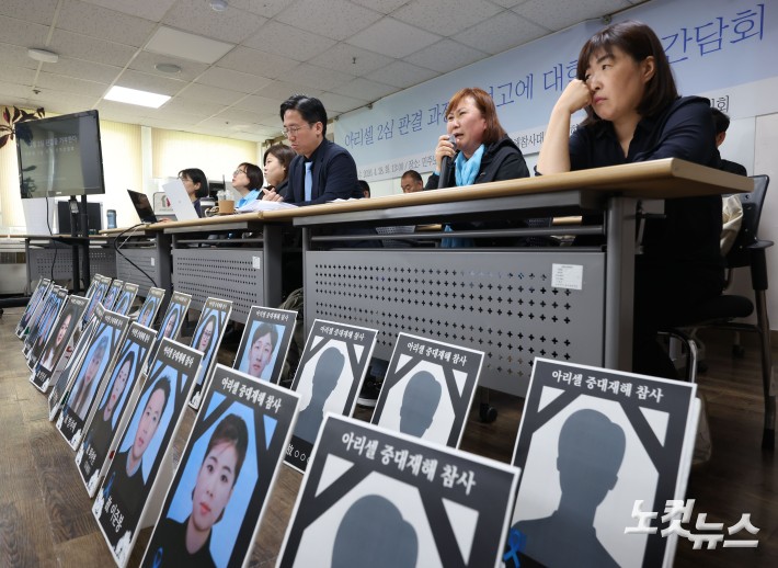 아리셀 참사 고(故) 엄정정 씨 어머니 이순희 씨가 28일 오후 서울 중구 민주노총 회의실에서 열린 아리셀 2심 판결 과정과 선고에 대한 기자간담회에서 발언을 하고 있다.23명 사망자를 낸 경기 화성시 아리셀 공장 화재 관련 1심에서 징역 15년을 받았던 박순관 대표가 지난 22일 열린 항소심에서 징역 4년으로 대폭 감형을 받았다.