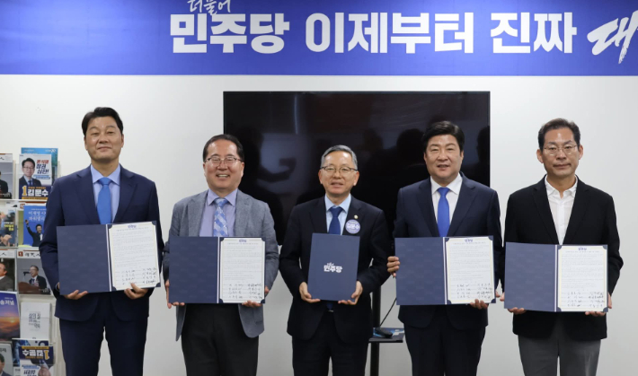 더불어민주당 순천시장 경선 후보 '원팀' 서약식. 김문수 지역위원장(가운데)과 (왼쪽부터) 서동욱·허석·오하근·손훈모 후보. 민주당 제공 