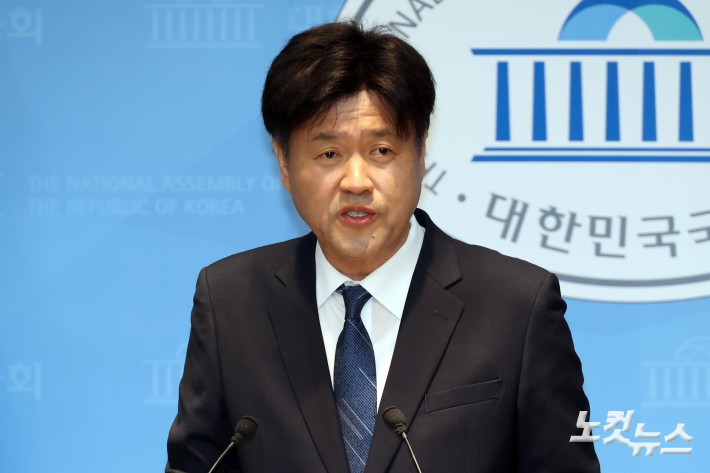 김용 전 민주연구원 부원장이 28일 서울 여의도 국회 소통관에서 6.3 재·보궐선거에서 공천 배제 된 것과 관련 입장을 밝히는 기자회견을 하고 있다.