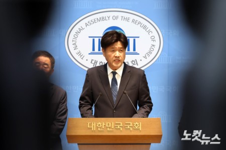 김용 전 민주연구원 부원장이 28일 서울 여의도 국회 소통관에서 6.3 재·보궐선거에서 공천 배제 된 것과 관련 입장을 밝히는 기자회견을 하고 있다.