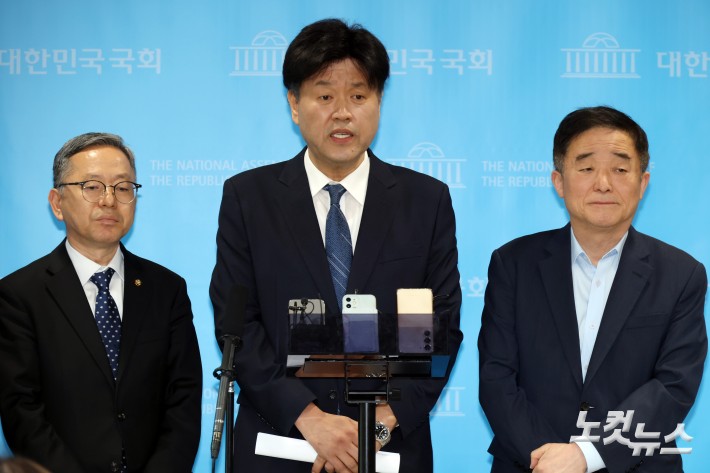 김용 전 민주연구원 부원장이 28일 서울 여의도 국회 소통관에서 6.3 재·보궐선거에서 공천 배제 된 것과 관련 입장을 밝히는 기자회견을 마치고 취재진의 질문을 받고 있다.