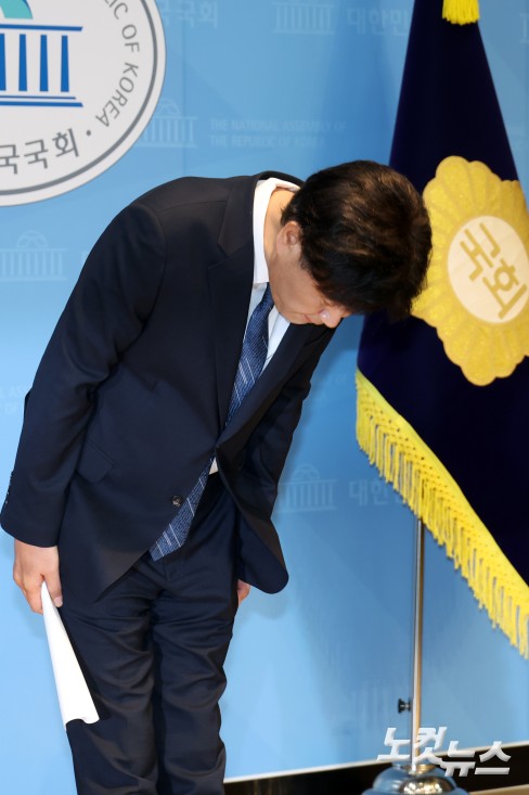 김용 전 민주연구원 부원장이 28일 서울 여의도 국회 소통관에서 6.3 재·보궐선거에서 공천 배제 된 것과 관련 입장을 밝히는 기자회견을 마치고 인사를 하고 있다.