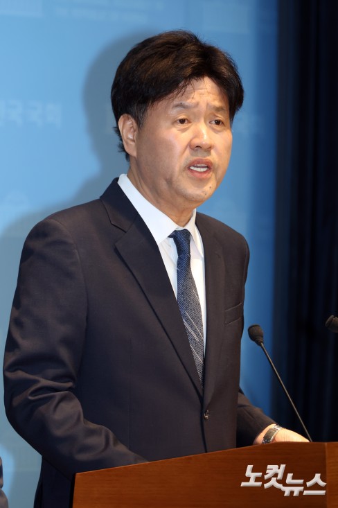 김용 전 민주연구원 부원장이 28일 서울 여의도 국회 소통관에서 6.3 재·보궐선거에서 공천 배제 된 것과 관련 입장을 밝히는 기자회견을 하고 있다.