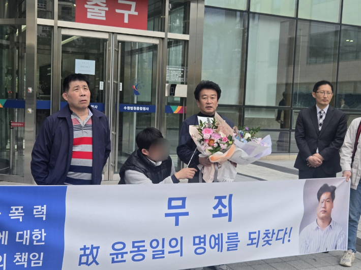 윤씨 유족. 연합뉴스