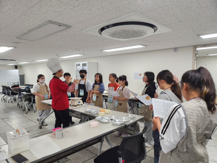 김포지역 초등학생들이 제과제빵 교육을 받고 있는 모습. 김포교육지원청 제공