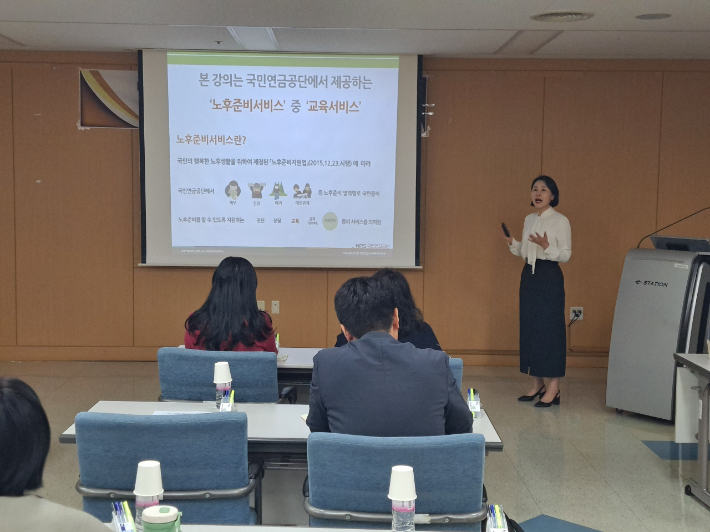 28일 대전세종충남기자협회 국민연금공단 초청 재무특강을 진행한 가운데, 박소희 국민연금공단 대전세종지역본부 과장이 '절세계좌로 완성하는 개인연금'을 주제로 강의를 진행 중인 모습. 협회 제공