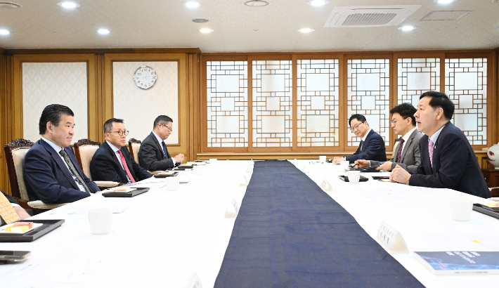 구윤철(오른쪽 첫 번째) 부총리 겸 재정경제부 장관이 28일 서울 종로구 정부서울청사에서 주한미국상공회의소(AMCHAM) 제임스 김(왼쪽 첫 번째) 회장 및 대표단과 인사말을 하고 있다. 재정경제부 제공