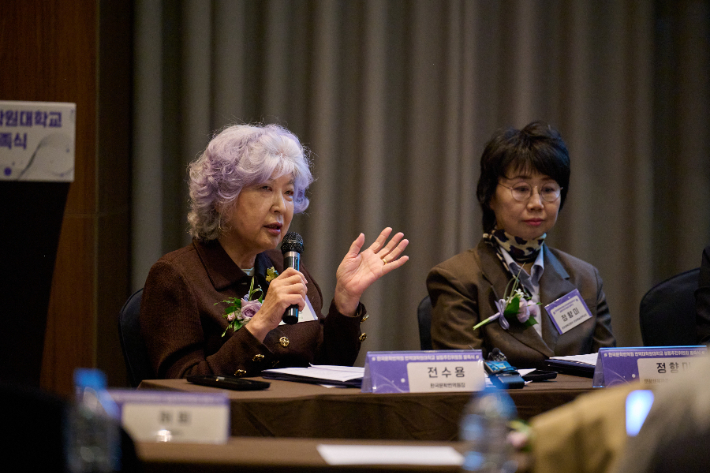 28일 서울 중구 프레이저 플레이스 남대문에서 한국문학번역원 번역대학원대학교 설립추진위원회 발족식 기자간담회가 열리고 있다. 한국문학번역원 제공