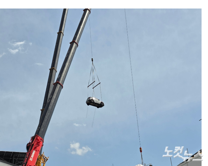 14명의 사망자를 낸 대전 안전공업 철거 현장에서 관계당국이 크레인을 이용해 옥상에 주차된 차량을 꺼내고 있다.  박우경 기자