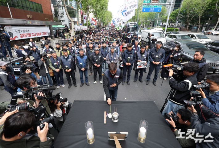 사망 화물연대 조합원 영정 앞 헌화하는 양경수 위원장