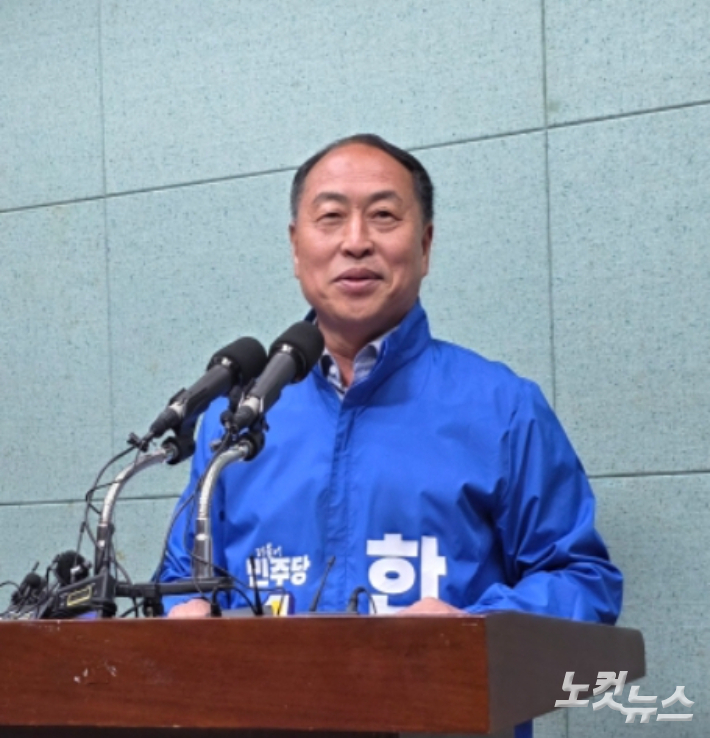 한득수 민주당 임실군수 예비후보가 22일 전북도의회에서 기자회견을 하고 있다. 최명국 기자