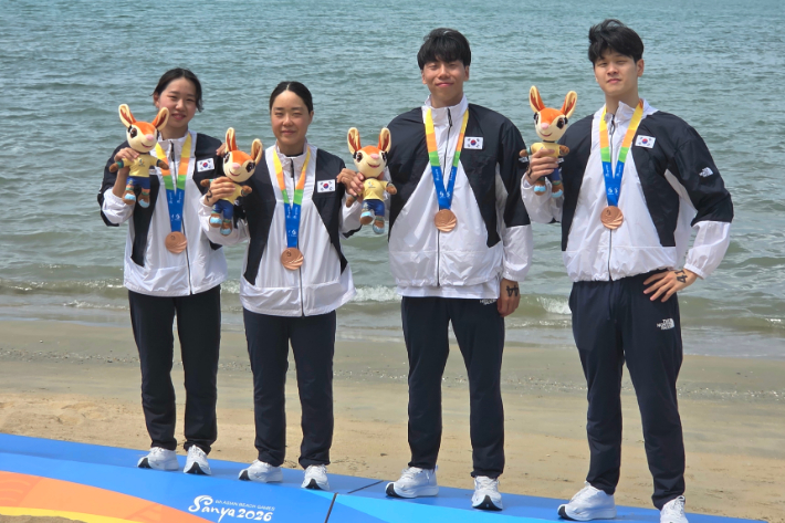 2026 제6회 산야 아시아비치경기대회 오픈워터스위밍 혼성 단체전에서 동메달을 획득한 선수들. 사진 왼쪽부터 김수아, 이해림, 오세범, 윤준상. 대한수영연맹 제공