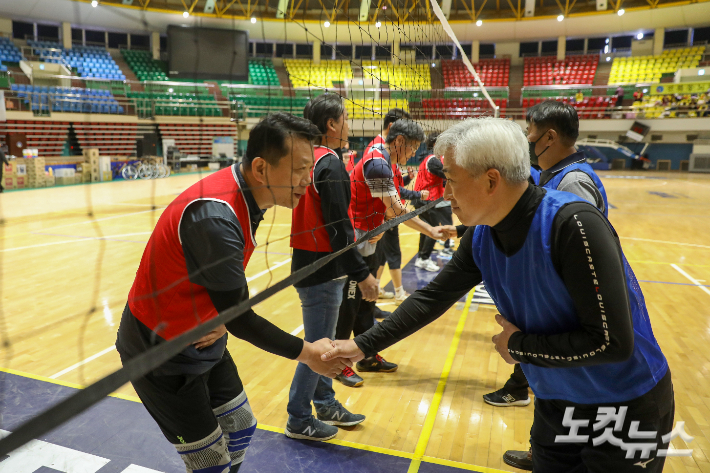 경기 시작에 앞서 양 팀 선수들이 악수를 나누며 선전을 다짐하고 있다. 최화랑 기자
