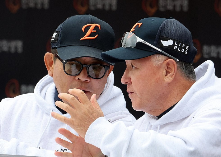 한화 양상문 투구 코치(왼쪽)와 김경문 감독. 연합뉴스 