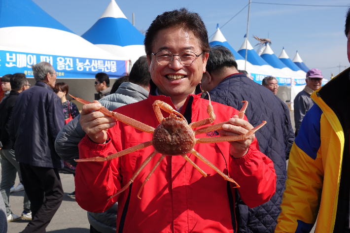 이철우 국민의힘 경북도지사 후보가 행사장에서 대게를 들어 보이고 있다. 이철우 후보 캠프 제공