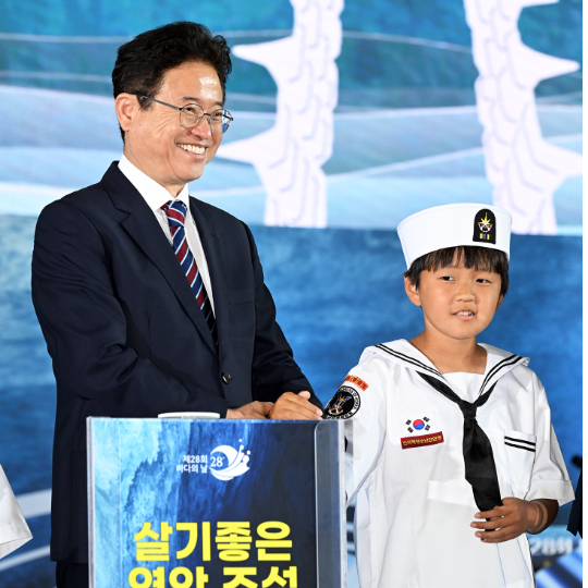 이철우 국민의힘 경북도지사 후보가 행사장에서 어린이와 함께 기념사진을 촬영하고 있다. 이철우 후보 캠프 제공