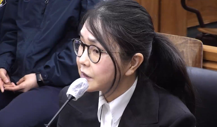 김건희 여사가 13일 서울 서초구 서울중앙지법 형사합의33부(이진관 부장판사) 심리로 열린 박성재 전 법무부 장관의 내란 중요임무 종사 혐의 사건의 속행 공판에 증인으로 출석해 증언하고 있다. 서울중앙지법 제공