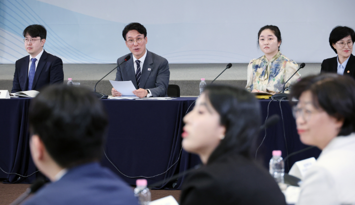 청년정책 회의 주재하는 김민석 국무총리. 연합뉴스