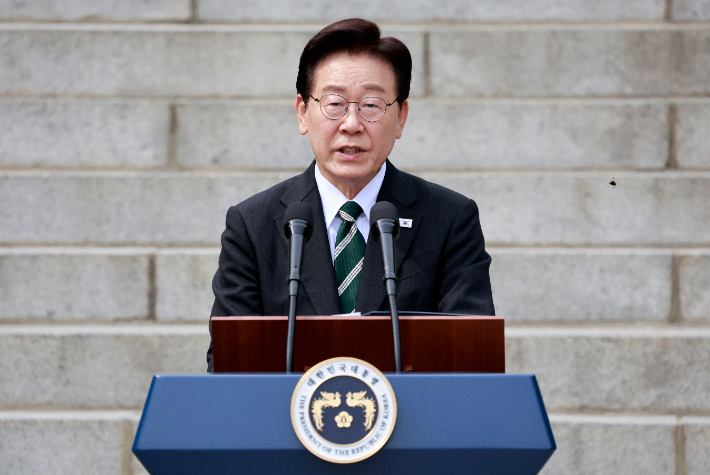 이재명 대통령이 28일 충남 아산 현충사에서 열린 충무공 이순신 탄신 제481주년 기념 다례행사에서 축사를 하고 있다. 연합뉴스