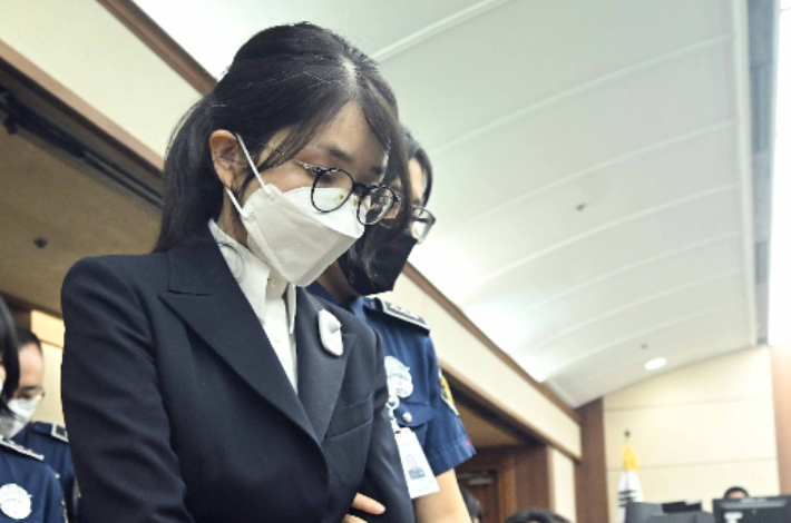 선고 내내 고개 '푹' 김건희, '징역 4년'에 부축 받으며 퇴정[노컷브이]