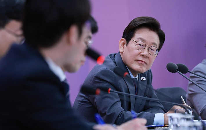 이재명 대통령이 지난해 10월 24일 대구 엑스코에서 열린 '대구의 마음을 듣다' 타운홀미팅에서 하정우 인공지능(AI)미래기획수석의 발언을 듣고 있다. 연합뉴스