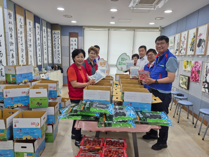 여성단체협의회 회원, 농협은행 밀양시지부, 밀양축협 관계자들이 출산 축하 꾸러미를 준비하고 있다. 밀양시 제공