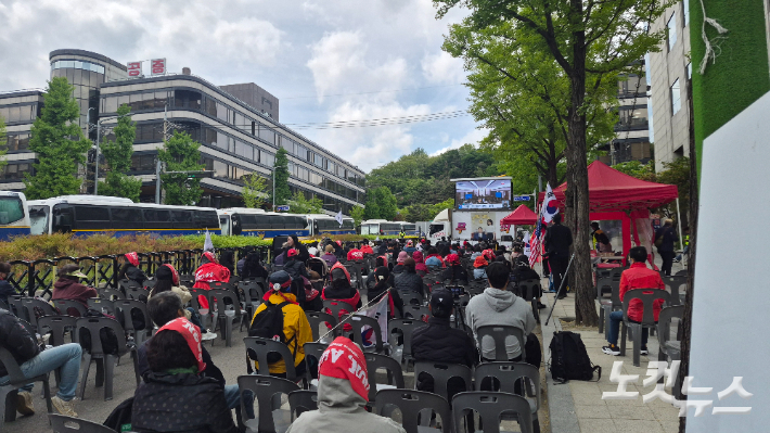 28일 오후 서울 서초구 서울고등법원 인근에서 김건희씨 항소심을 응원하는 집회가 열렸다. 김지은 기자