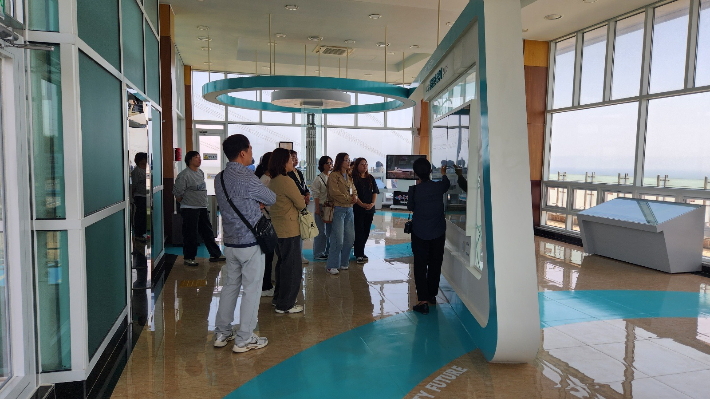 경상북도 장애인부모회 경주·포항시지부 회원들이 월성원자력본부 전망대를 견학하고 있다. 월성본부 제공