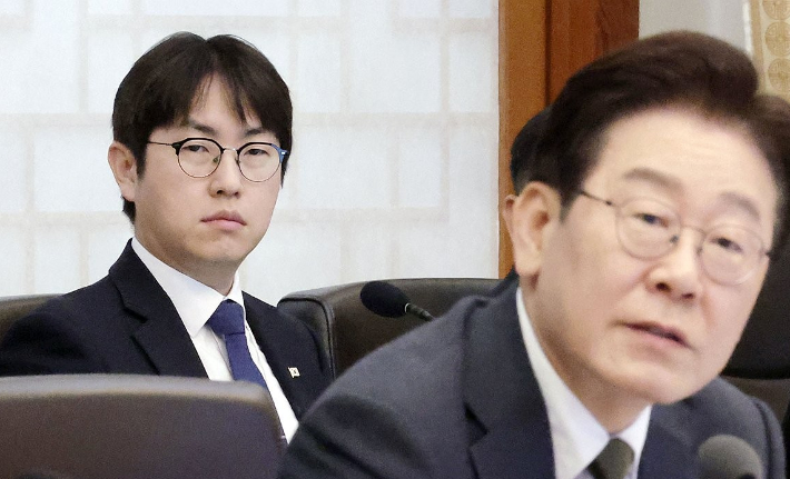 하정우 AI미래기획수석이 14일 청와대에서 열린 국무회의 겸 비상경제점검회의에서 이재명 대통령의 발언을 듣고 있다. 연합뉴스