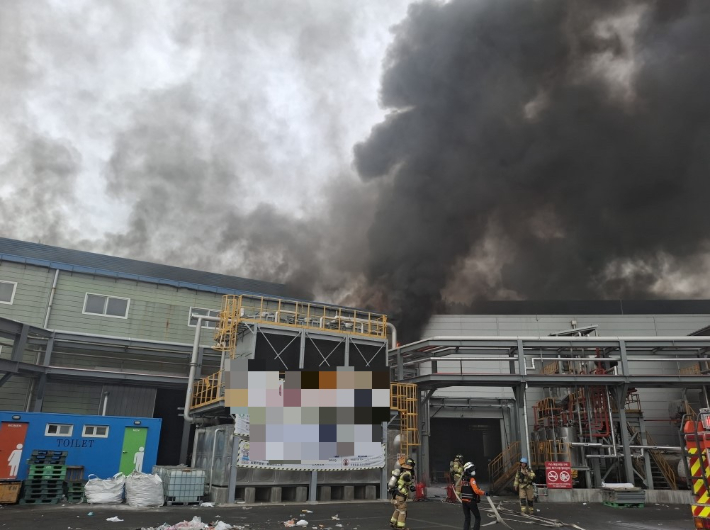 화재가 발생한 경주 건천산단 내 열유화공장. 경북소방본부 제공