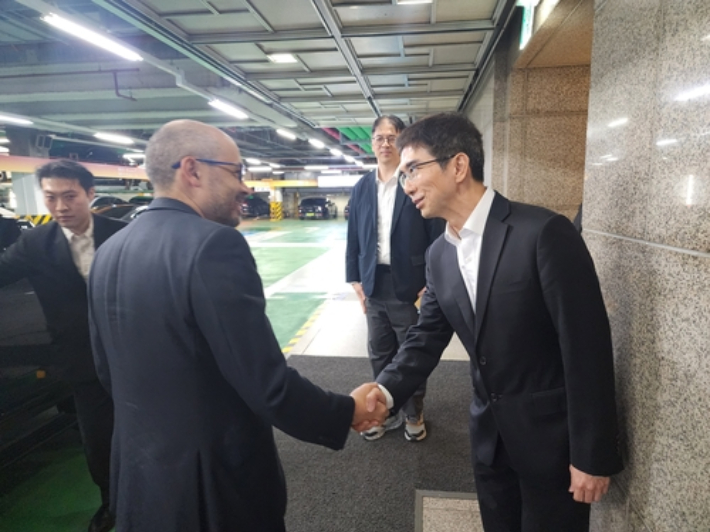 이홍락 LG AI연구원장(오른쪽)이 트윈타워에서 허사비스 CEO를 직접 맞이하고 있다. 연합뉴스