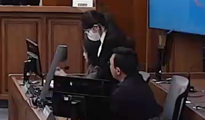 도이치모터스 주가조작과 통일교 금품수수 등 혐의로 재판에 넘겨진 김건희 여사가 28일 서울 서초구 서울고등법원에서 열린 항소심 선고공판에서 선고를 듣고 있다. 연합뉴스