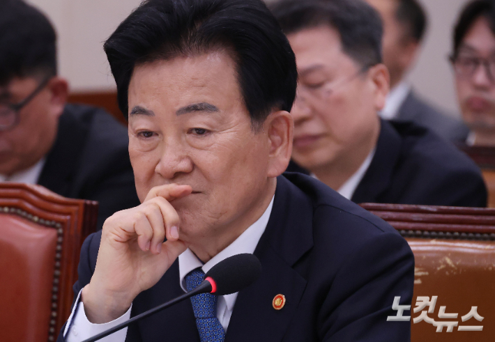 정동영 통일부 장관이 15일 국회 외교통일위원회 전체회의에 출석해 의원들의 질의를 듣고 있다. 황진환 기자