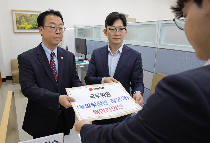국민의힘 곽규택 의원과 박충권 원내수석대변인이 24일 국회 의안과에 정동영 통일부 장관에 대한 해임건의안을 제출하고 있다. 연합뉴스