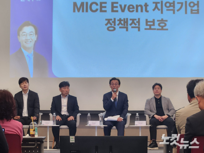 28일 오후 부산 벡스코에서 열린 민선 9기 부산시장 후보초청 간담회에서 전재수 민주당 후보가 발언하고 있다. 정혜린 기자