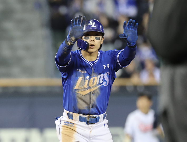 김성윤, 적시타 날리고 2루 도착. 연합뉴스