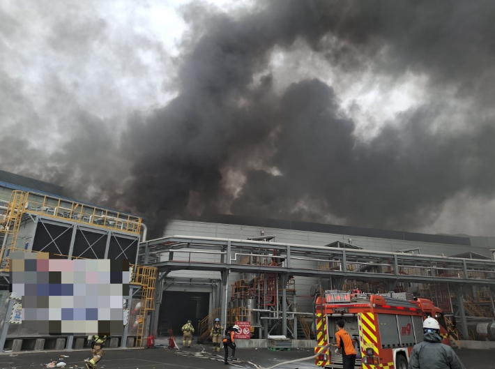 경주 건천산업단지에 있는 한 폐비닐 재활용 공장에서 화재가 발생했다. 경북소방본부 제공