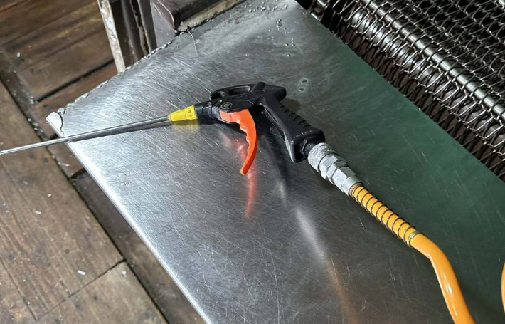 외국인 노동자에 에어건 분사…장기 파열 중상, 60대 대표 구속